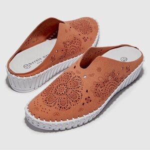 Bernie Mev -Laser-Cut Floral Print, Memory Foam Mules in Nectarine Color. NIB